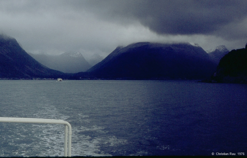 Traversée du fjord de Lyngen avec le bac... Traversée du fjord de Lyngen avec le bac...10