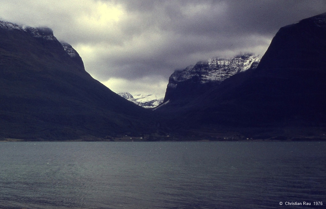 Traversée du fjord de Lyngen avec le bac... Traversée du fjord de Lyngen avec le bac...