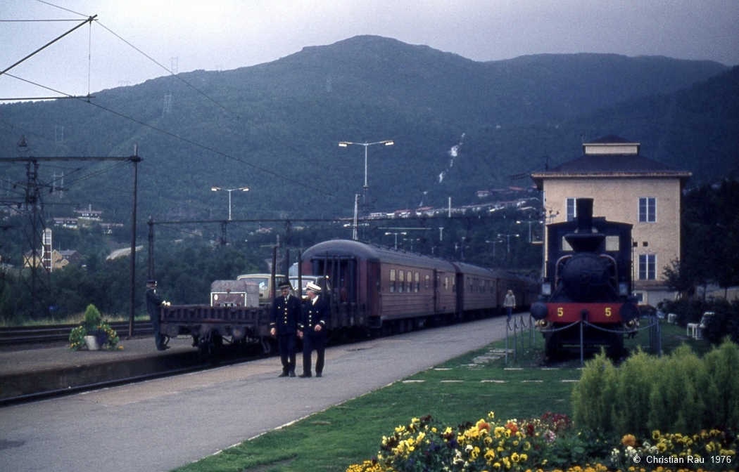 C'est à Narvik que nous allions suivre "La Route du Fer" qui traverse les montagnes pour rejoindre la cité minière suédoise de Kiruna.