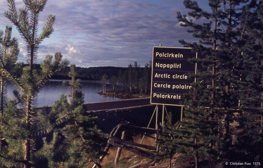 Près de Jokkmok, nous franchissons le Cercle polaire arctique dans l'autre sens ! Près de Jokkmok, nous franchissons le Cercle polaire arctique dans l'autre sens !