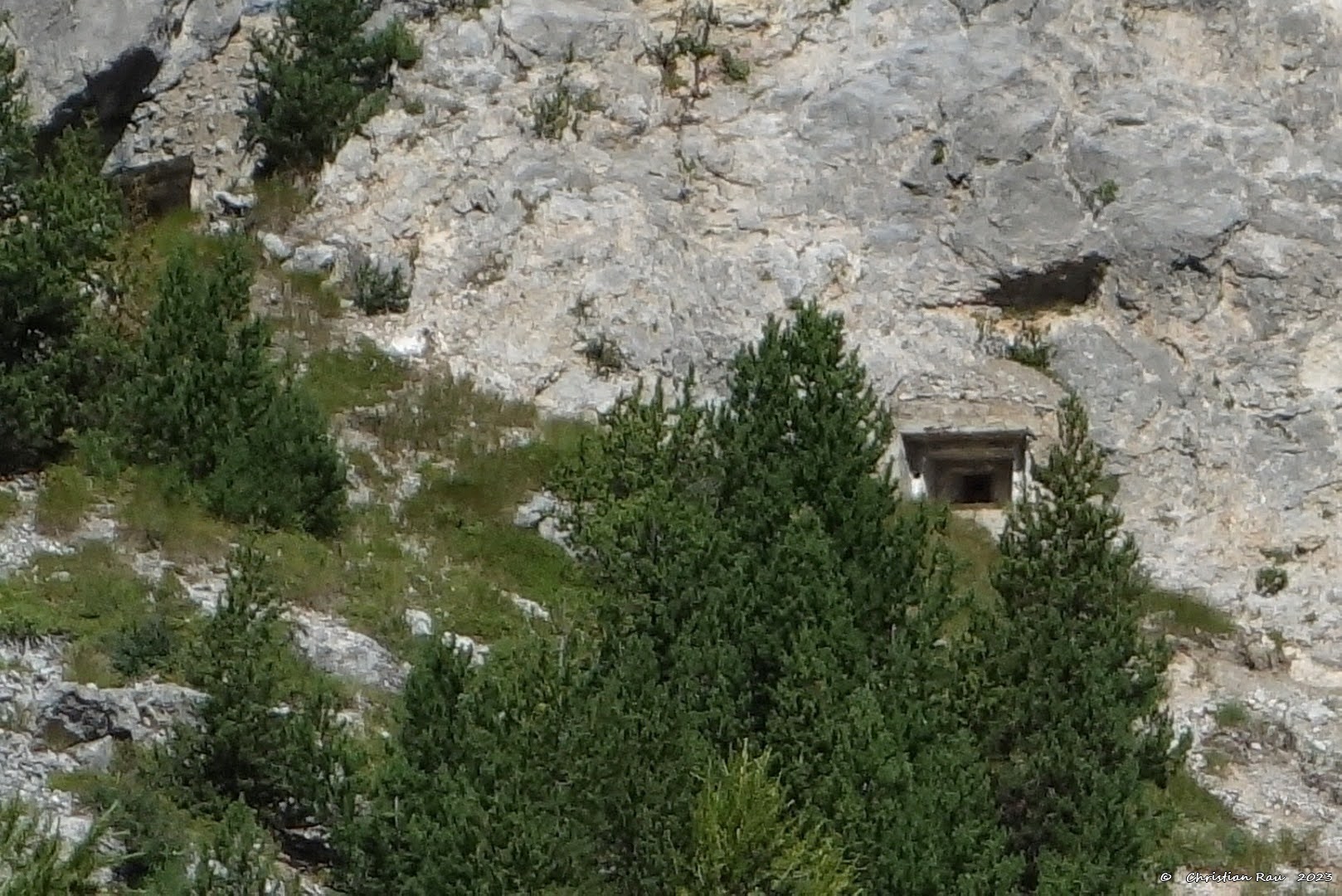 Batteries italiennes sous l'Aiguille Rouge