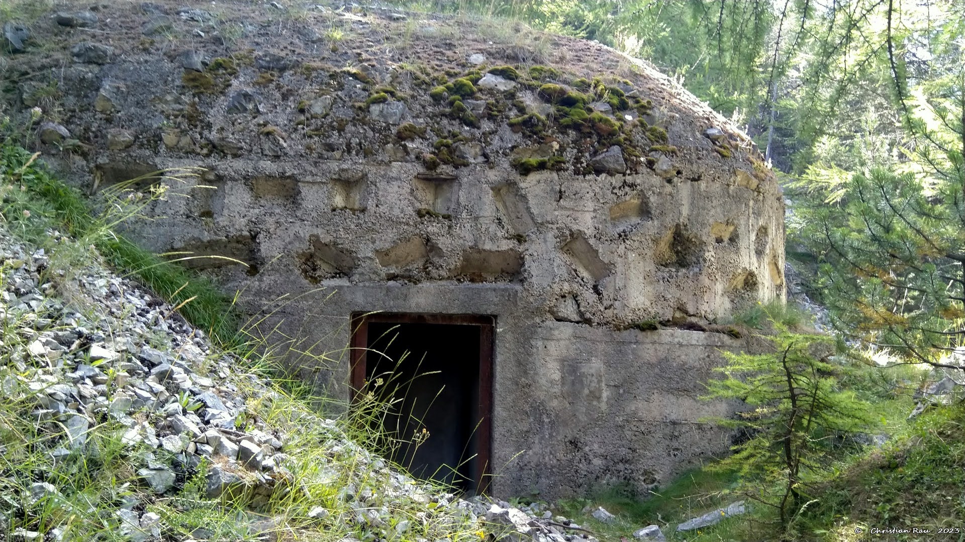 Blockaus de tir italien près du sentier de la côte Névachaise (rochers de la sueur)