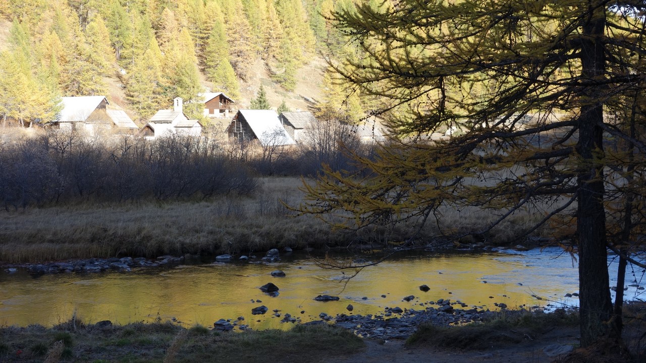 Fontcouverte : derrière la Clarée, le hameau (C. Rau - octobre 2017)