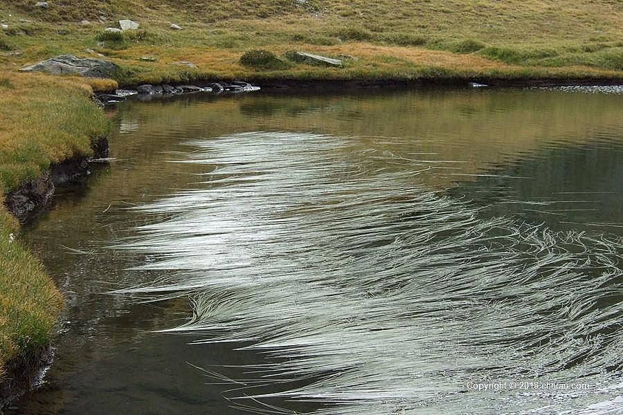 La lac de la Cula (chemin de Ronde) alimente la Clarée sur la rive gauche