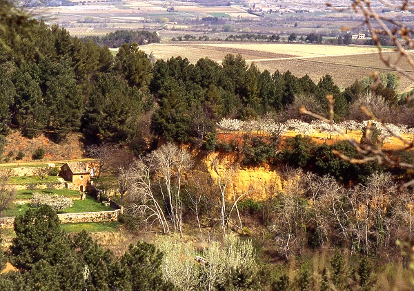 Le paysage en contrebas du village perché de Rousillon Le paysage en contrebas du village perché de Rousillon