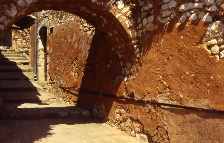 Passage ocre dans un village d'ocre...