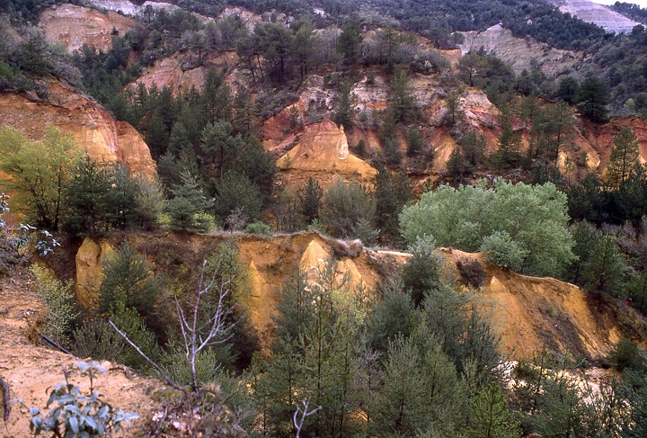 "Colorado provençal" de Rustrel (photo C. Rau) "Colorado provençal" de Rustrel (photo C. Rau)