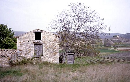 Au pied de la montagne de Lure, près de Banon