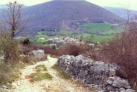 Au pied de la montagne de Lure, Saumane