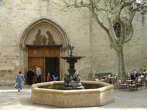 Manosque - la fontaine place Saint-Sauveur