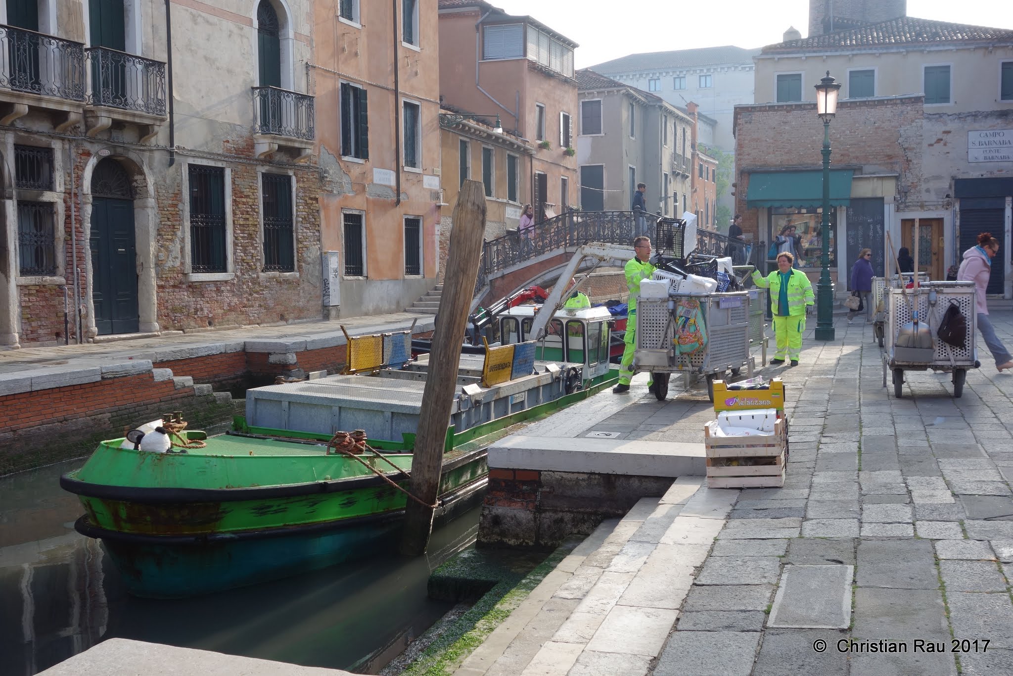 Au petit jour... tri sélectif sur le Rio San Barnaba