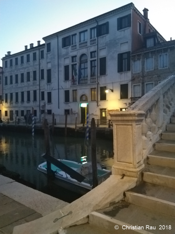 Eclairage du soir devant la questure, sur le Rio dei Greci