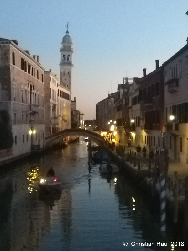 Eclairage du soir devant la questure, sur le Rio dei Greci