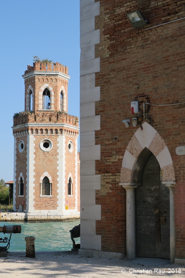 Tours de l'Arsenal devant le canal de Porta Nuova