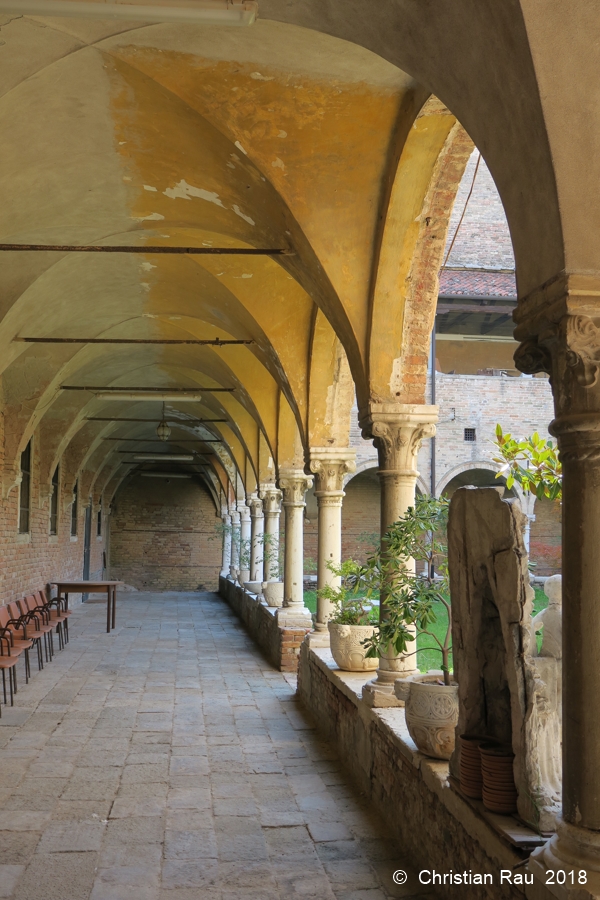 Cloître de l'église paroissiale de Sant'Elena (extrémité est du Castello)