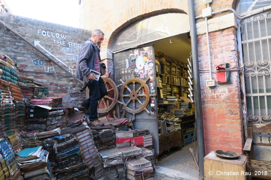 Librairie "Acqua Alta" dans le Castello (votre serviteur...)