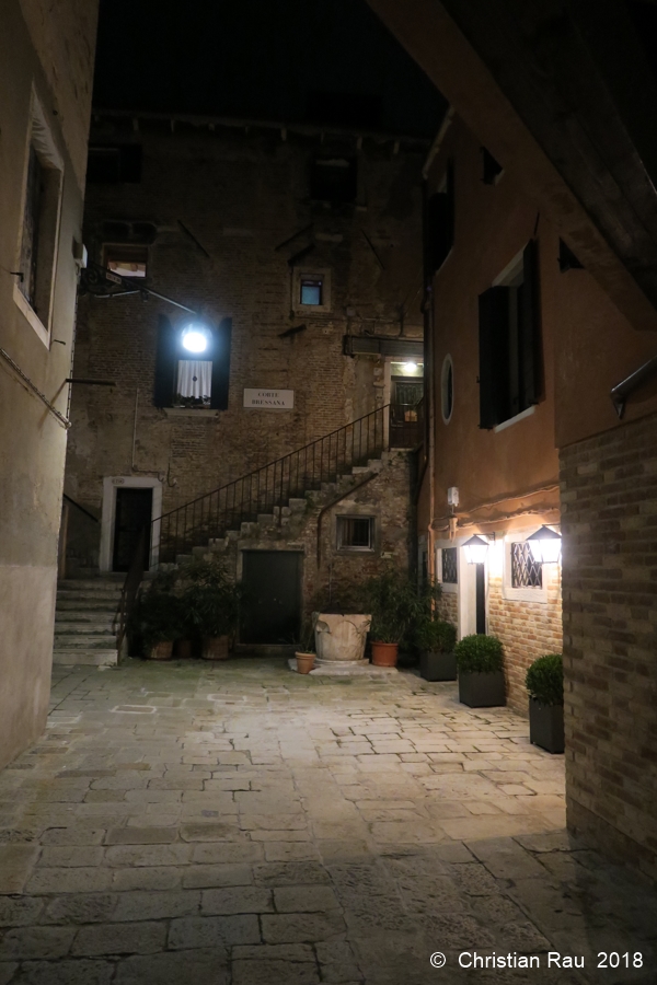 Cour du Castello, la nuit. Cherchez Corto Maltese !