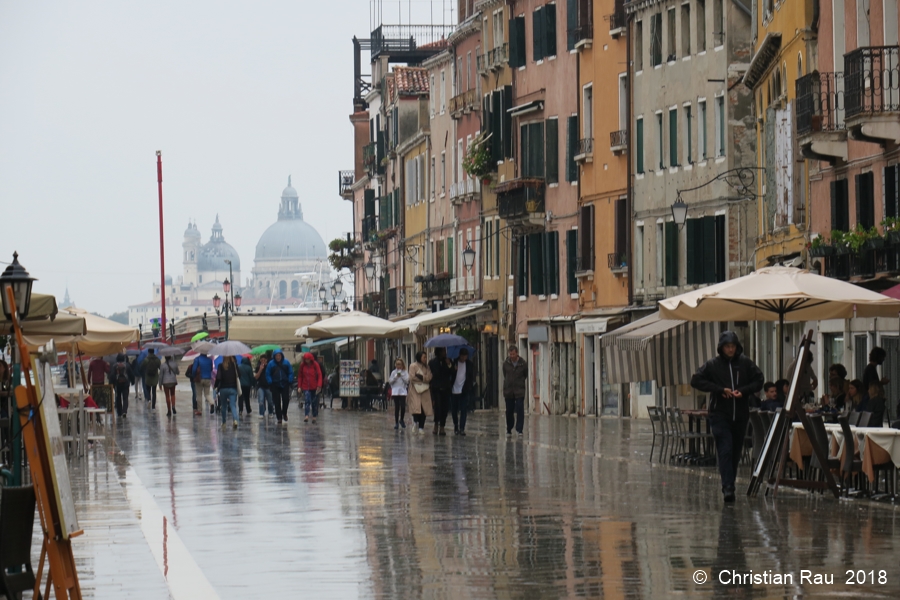 Via Garibaldi sous la pluie... (Castello)