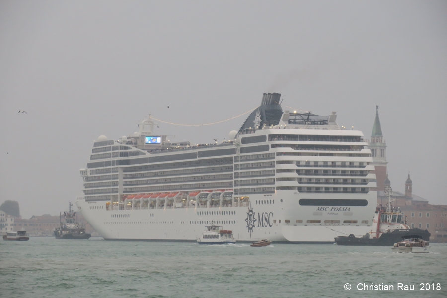 Grande Nave devant les quais de la Giudecca