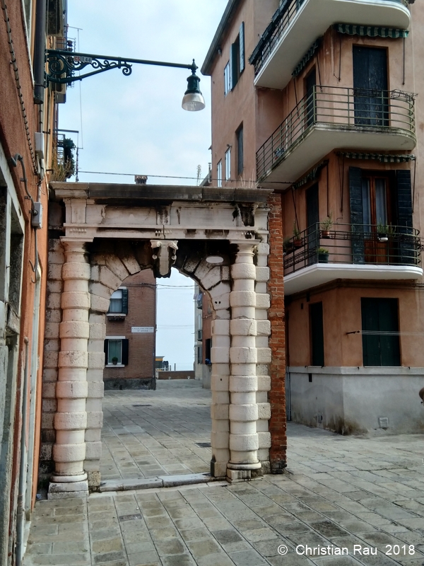 La porte de nulle-part ? Calle Gerardo Sagredo (Celestia - Castello)