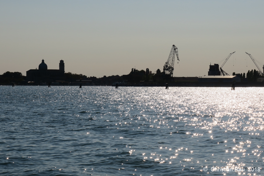 Venise (Castello) en contre-jour depuis, le vaporetto...