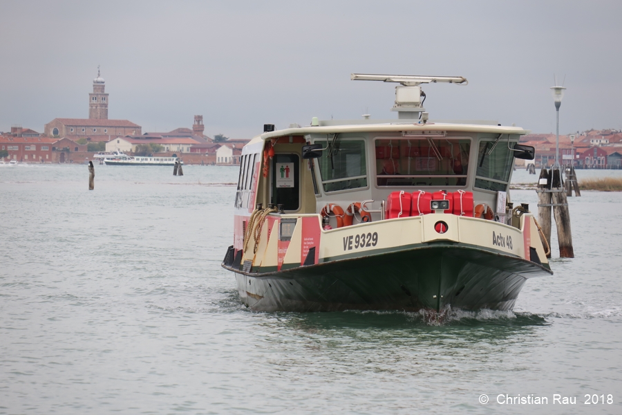 Vaporetto arrivant à La Vignole (Murano au fond)