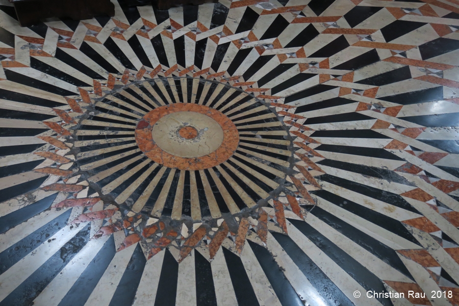 Exemple d'un superbe carrelage vénitien dans l'église San Salvador (San Marco)