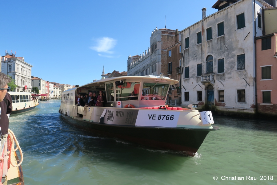 Croisement de vaporetti devant la Fondaco dei Turchi sur le Grand Canal...