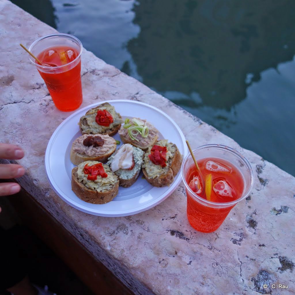 Un "spritz Aperol" accompagné de "cichetti"...