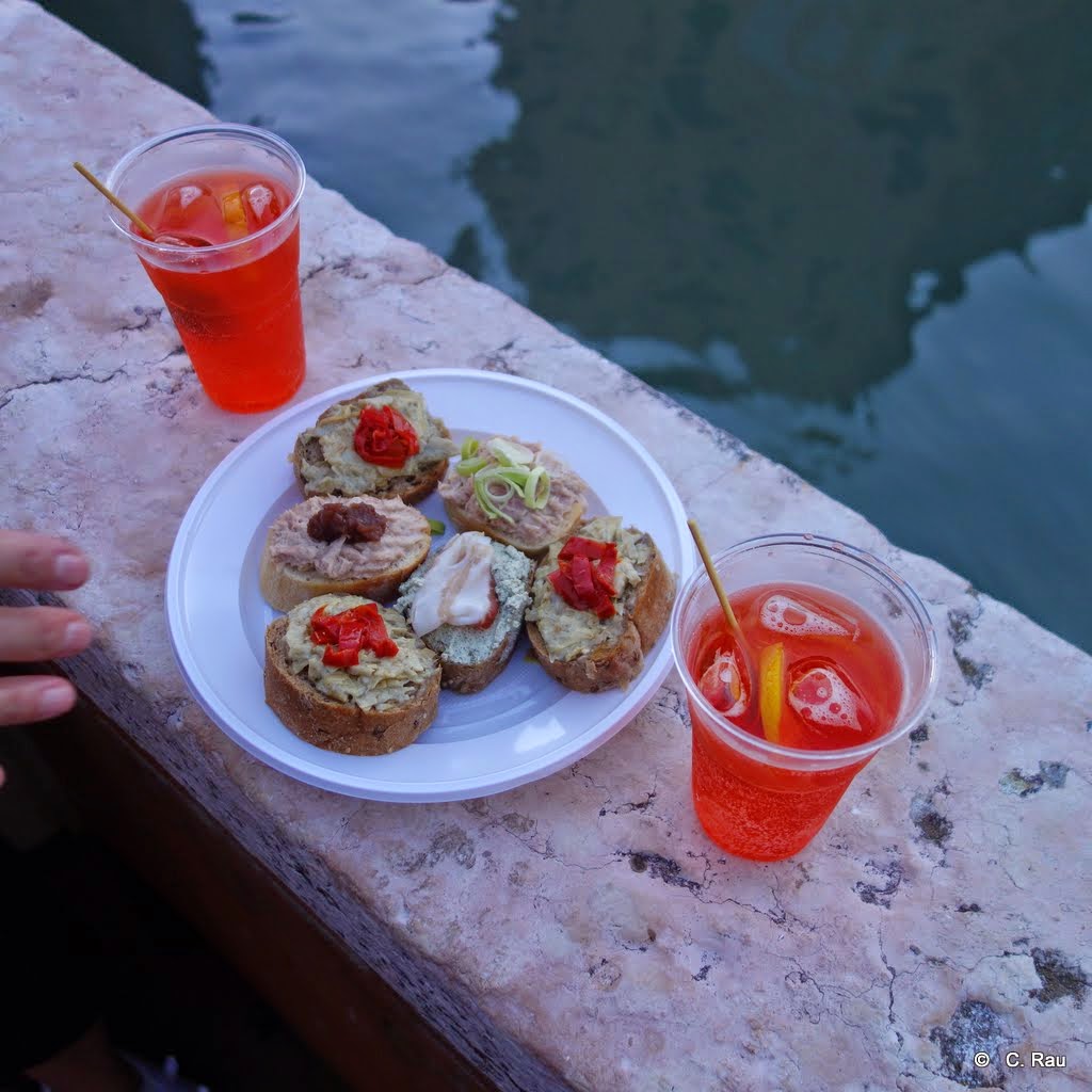 Un "spritz Aperol" accompagné de "cichetti"...