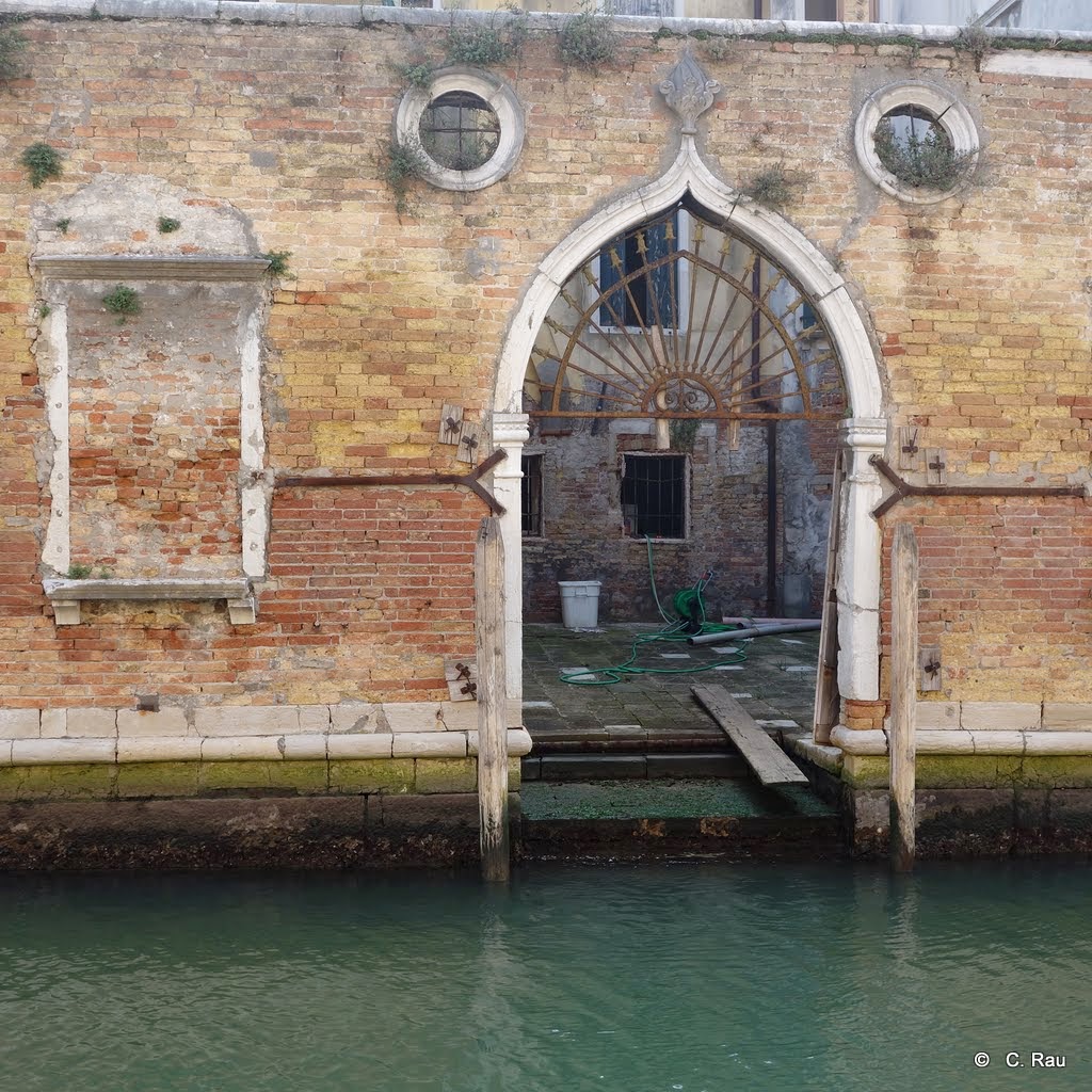 Porte typique sur le canal Santa Caterina