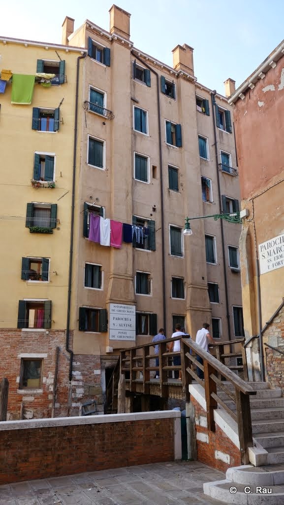 Les immeubles du ghetto et leurs étages aux plafonds bas