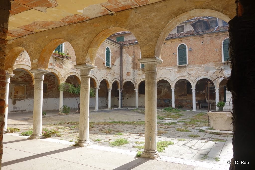 Cloître abandonné d'un San Pietro "déchu"