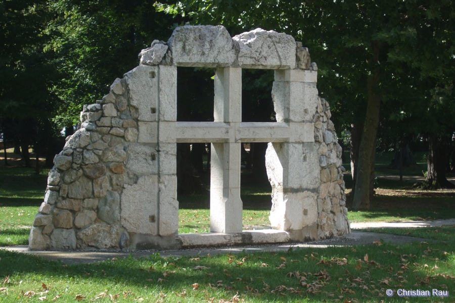 Ce qu'il reste de le ferme de Fiancey, une fenêtre à meneau, dans le parc de la Maison Barnave ! Ce qu'il reste de le ferme de Fiancey, une fenêtre à meneau, dans le parc de la Maison Barnave !