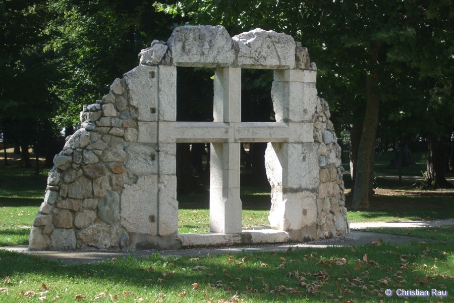 Ce qu'il reste de le ferme de Fiancey, une fenêtre à meneau, dans le parc de la Maison Barnave !