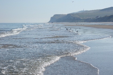 Les ourlets des vagues s'enlacent devant le Cap Blanc-Nez