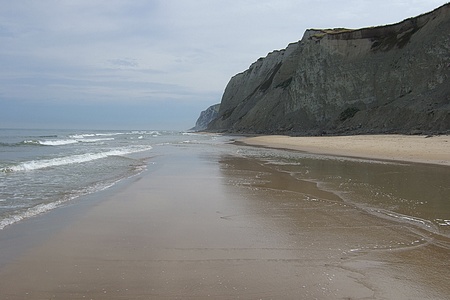 Le glacis de la vaste plage reflète la masse des falaises du Blanc-Nez