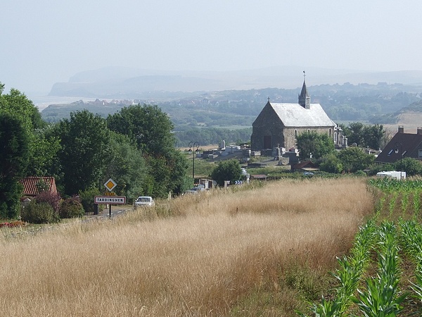 La chapelle de Tardinghen sur fond de Blanc Nez