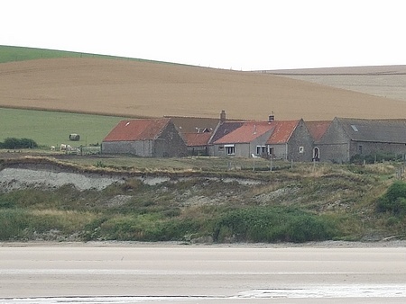 Quand les champs s'abaissent vers la plage autour de la ferme de St-Pô